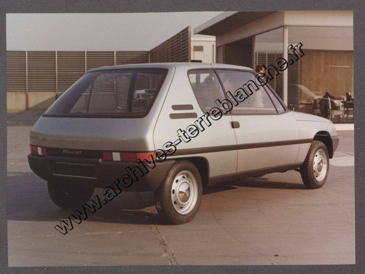 Maquettes et véhicules.