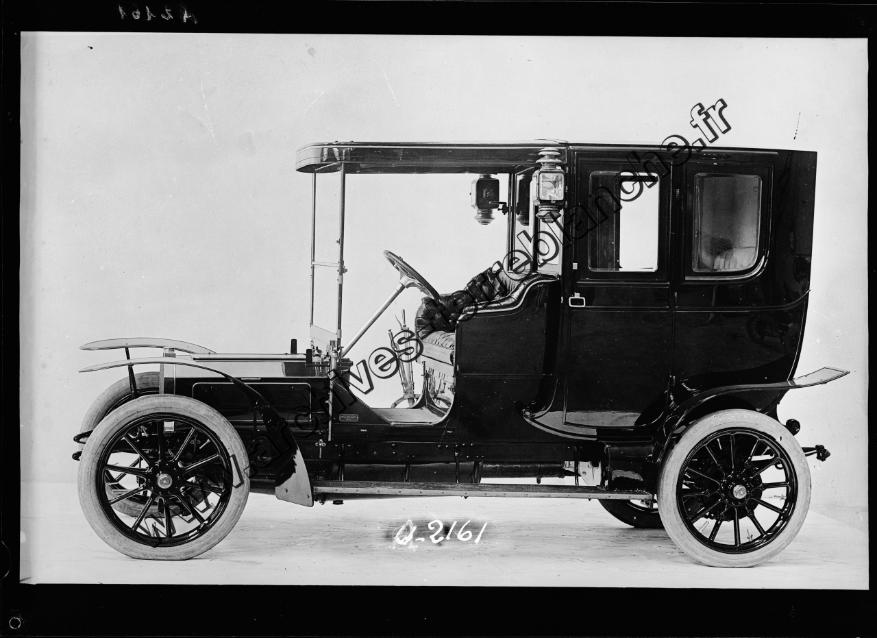 Postautomobielen postzkken ladend te Utrecht op 16 April 1903, 's morgens te 6 ure. In de voorste auto links v/d bestuurder is gezeten de heer G. J. C. A. Pop, Directeur-Generaal der Posterijen en Telegraphie