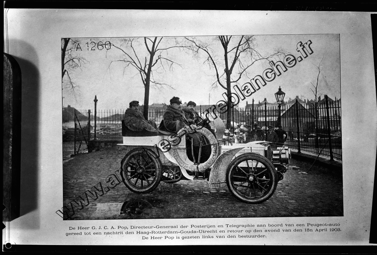 De Heer G. J. C. A. Pop, Directeur- Generaal der Posterijen en Telegraphie aan boord van een Peugeot-auto gereed tot een nachtrit den Haag-Rotterdam-Gouda-Utrecht en retour op den avond van den 15n April 1903. De Heer Pop is gezeten links van den bestuurd