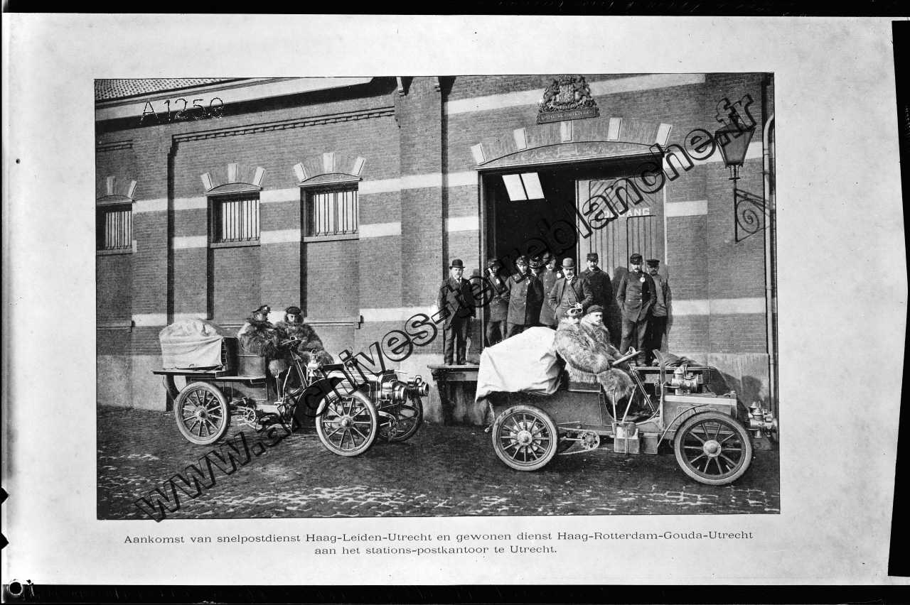 Aankomst van snelpostdienst Haag-Leiden-Utrecht en gewomen dienst Haag-Rotterdam-Gouda-Utrecht aan het stations-postkantoor te Utrecht